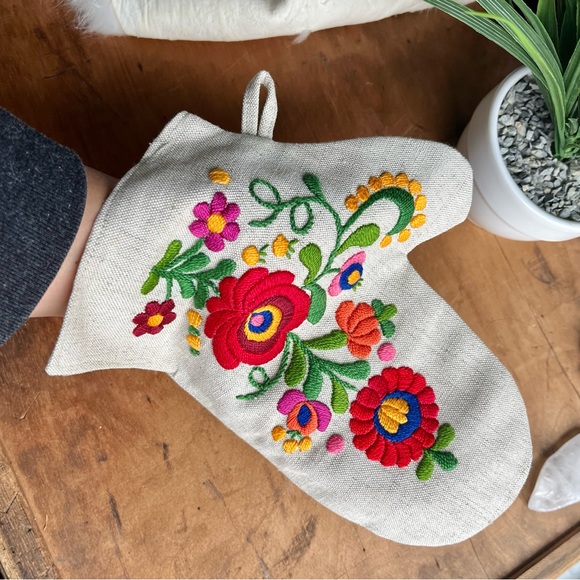Handcrafted vintage Hungarian Silk Hand Embroidered Oven Mitt Wall Hanging - Picture 5 of 5